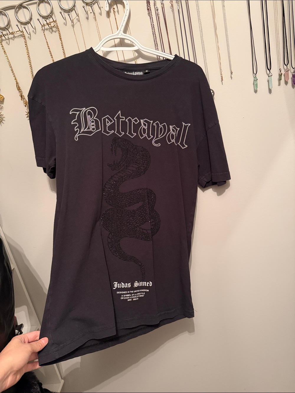 Men's 'Betrayal' Snake pattern Black Graphic Tee